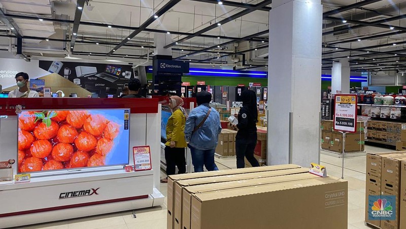 Pengunjung memadati gerai elektronik saat dibukanya Transmart Full Day Sale di Transmart Cempaka Putih pada Sabtu, (20/5/2023). (CNBC Indonesia/Kelly Ghozali)