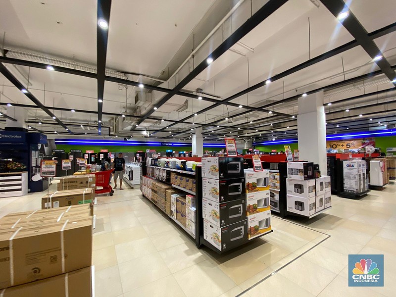 Pengunjung memadati gerai elektronik saat dibukanya Transmart Full Day Sale di Transmart Cempaka Putih pada Sabtu, (20/5/2023). (CNBC Indonesia/Kelly Ghozali)