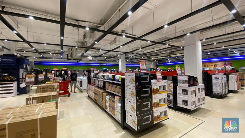 Pengunjung memadati gerai elektronik saat dibukanya Transmart Full Day Sale di Transmart Cempaka Putih pada Sabtu, (20/5/2023). (CNBC Indonesia/Kelly Ghozali)