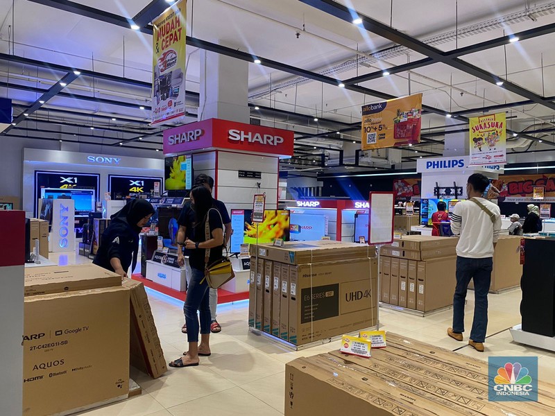 Pengunjung memadati gerai elektronik saat dibukanya Transmart Full Day Sale di Transmart Cempaka Putih pada Sabtu, (20/5/2023). (CNBC Indonesia/Kelly Ghozali)