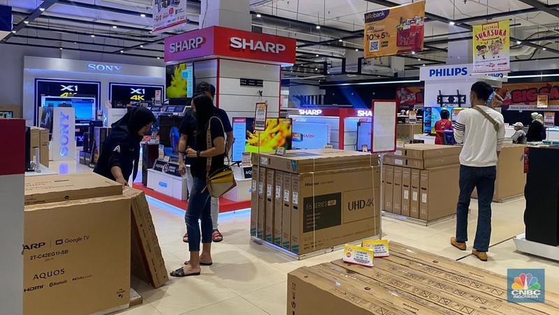 Pengunjung memadati gerai elektronik saat dibukanya Transmart Full Day Sale di Transmart Cempaka Putih pada Sabtu, (20/5/2023). (CNBC Indonesia/Kelly Ghozali)