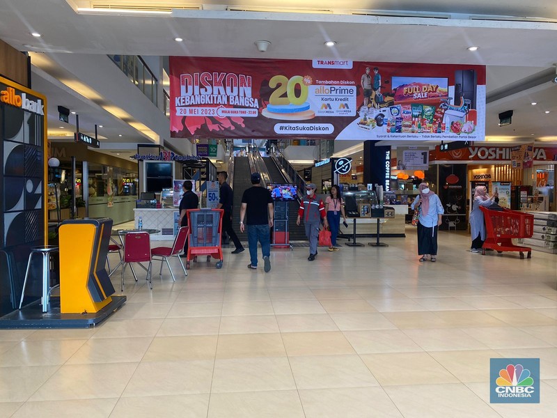 Pengunjung memadati gerai elektronik saat dibukanya Transmart Full Day Sale di Transmart Cempaka Putih pada Sabtu, (20/5/2023). (CNBC Indonesia/Kelly Ghozali)