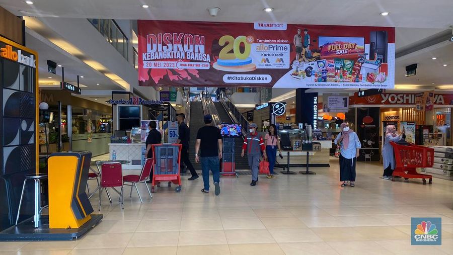 Pengunjung memadati gerai elektronik saat dibukanya Transmart Full Day Sale di Transmart Cempaka Putih pada Sabtu, (20/5/2023). (CNBC Indonesia/Kelly Ghozali)