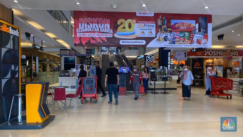 Pengunjung memadati gerai elektronik saat dibukanya Transmart Full Day Sale di Transmart Cempaka Putih pada Sabtu, (20/5/2023). (CNBC Indonesia/Kelly Ghozali)