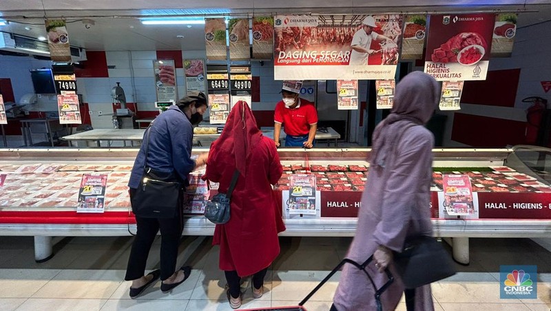 Pengunjung mulai berdatangan ke Transmart Cempaka Putih saat Transmart Full Day Sale mulai dibuka pada Sabtu, (20/5). (CNBC Indonesia/Zefanya Aprilia)