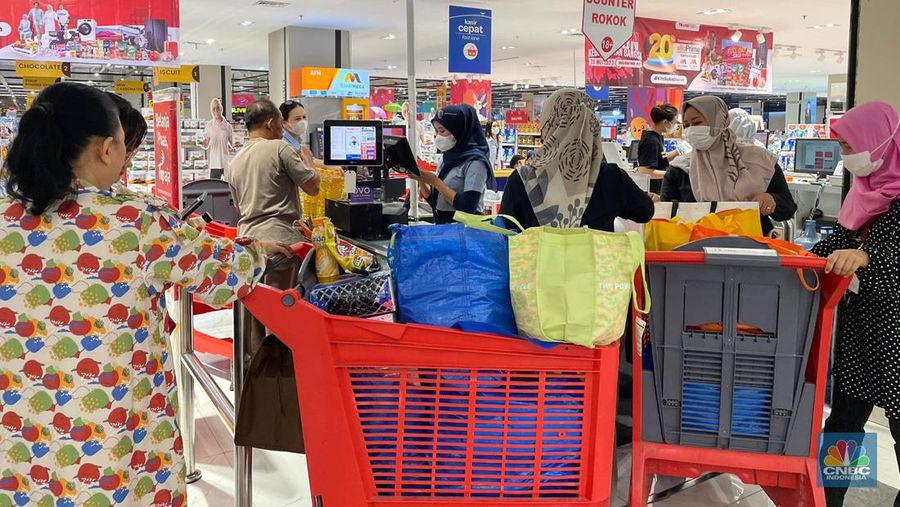 Pengunjung mulai berdatangan ke Transmart Cempaka Putih saat Transmart Full Day Sale mulai dibuka pada Sabtu, (20/5). (²©²ÊÍøÕ¾/Zefanya Aprilia)