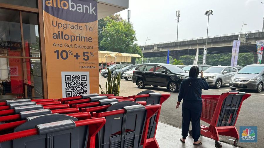 Pengunjung mulai berdatangan ke Transmart Cempaka Putih saat Transmart Full Day Sale mulai dibuka pada Sabtu, (20/5). (CNBC Indonesia/Zefanya Aprilia)