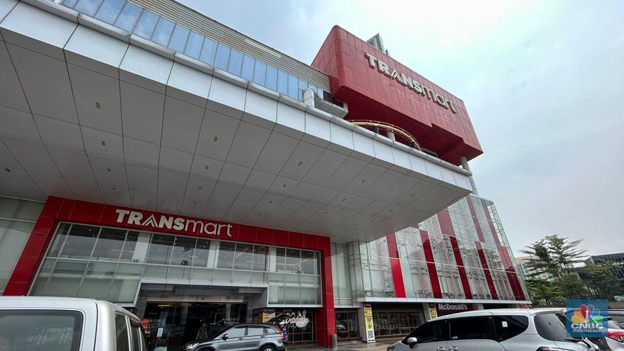 Pengunjung mulai berdatangan ke Transmart Cempaka Putih saat Transmart Full Day Sale mulai dibuka pada Sabtu, (20/5). (CNBC Indonesia/Zefanya Aprilia)