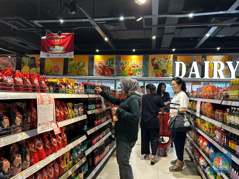 Pengunjung mulai berdatangan ke Transmart Cempaka Putih saat Transmart Full Day Sale mulai dibuka pada Sabtu, (20/5). (CNBC Indonesia/Zefanya Aprilia)