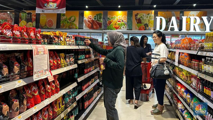 Pengunjung mulai berdatangan ke Transmart Cempaka Putih saat Transmart Full Day Sale mulai dibuka pada Sabtu, (20/5). (CNBC Indonesia/Zefanya Aprilia)