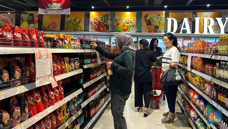 Pengunjung mulai berdatangan ke Transmart Cempaka Putih saat Transmart Full Day Sale mulai dibuka pada Sabtu, (20/5). (CNBC Indonesia/Zefanya Aprilia)