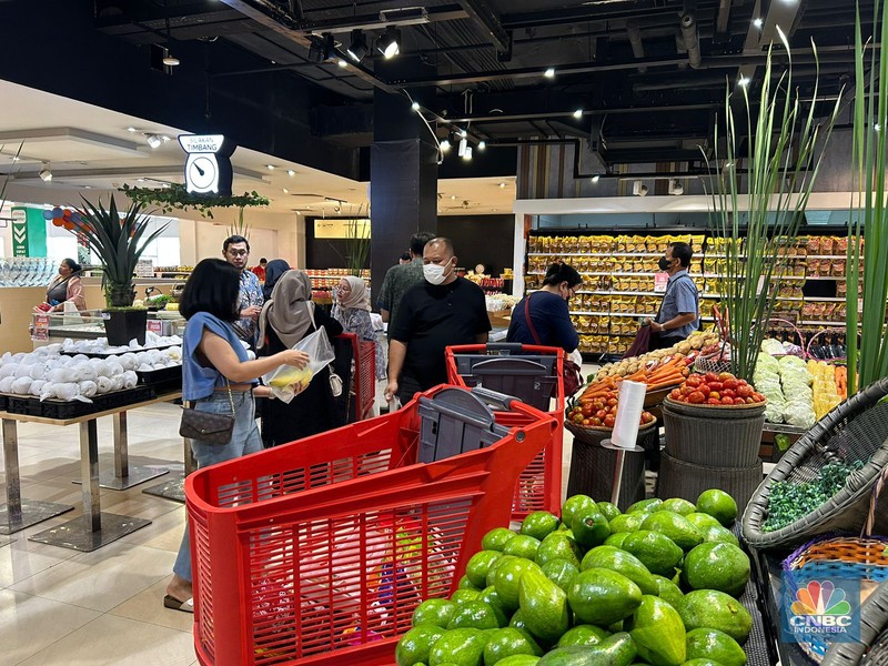 Pengunjung mulai berdatangan ke Transmart Cempaka Putih saat Transmart Full Day Sale mulai dibuka pada Sabtu, (20/5). (CNBC Indonesia/Zefanya Aprilia)