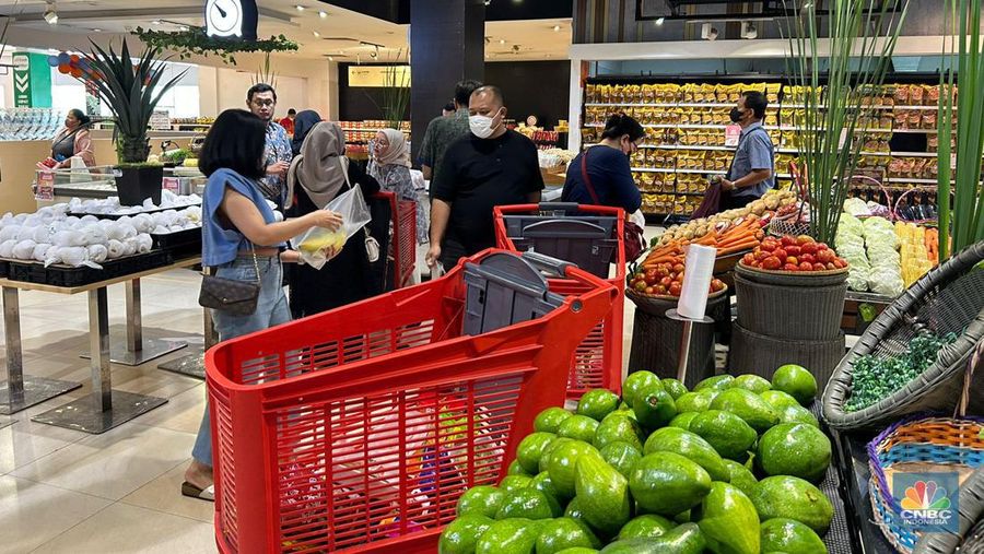 Pengunjung mulai berdatangan ke Transmart Cempaka Putih saat Transmart Full Day Sale mulai dibuka pada Sabtu, (20/5). (CNBC Indonesia/Zefanya Aprilia)