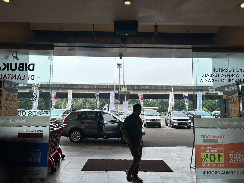 Pengunjung mulai berdatangan ke Transmart Cempaka Putih saat Transmart Full Day Sale mulai dibuka pada Sabtu, (20/5). (CNBC Indonesia/Zefanya Aprilia)