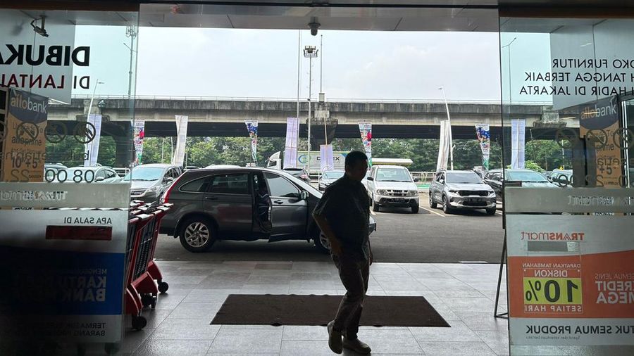 Pengunjung mulai berdatangan ke Transmart Cempaka Putih saat Transmart Full Day Sale mulai dibuka pada Sabtu, (20/5). (CNBC Indonesia/Zefanya Aprilia)