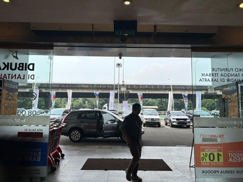 Heboh Diskon 20% Seharian, Parkiran Transmart Penuh Mobil