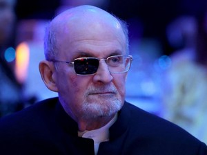 Sidang Penikam Salman Rushdie Resmi Ditunda
