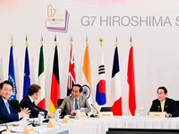 Bak Bestie, Jokowi Tertawa Renyah dengan Macron Cs di G7
