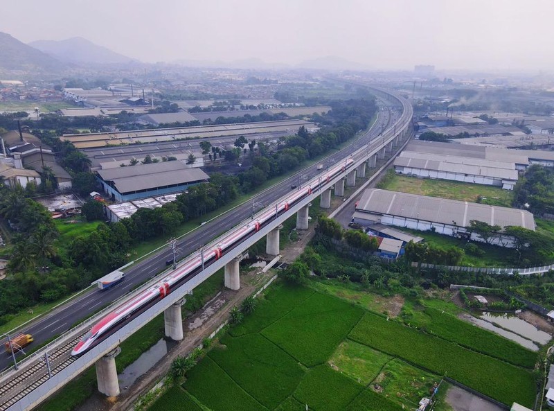 Rangkaian EMU/CIT Kereta Api Cepat Jakarta Bandung, melaksanakan tahapan Hot Sliding Test di jaringan Overhead Catenary System (OCS) KCJB pada Jumat (19/5) dan rencananya dilanjutkan hari Sabtu (20/5). Rangkaian EMU/CIT Kereta Api Cepat Jakarta Bandung, melaksanakan tahapan Hot Sliding Test di jaringan Overhead Catenary System (OCS) KCJB pada Jumat (19/5) dan rencananya dilanjutkan hari Sabtu (20/5). (Dok. KCIC)