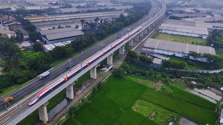 Rangkaian EMU/CIT Kereta Api Cepat Jakarta Bandung, melaksanakan tahapan Hot Sliding Test di jaringan Overhead Catenary System (OCS) KCJB pada Jumat (19/5) dan rencananya dilanjutkan hari Sabtu (20/5). (Dok. KCIC)
