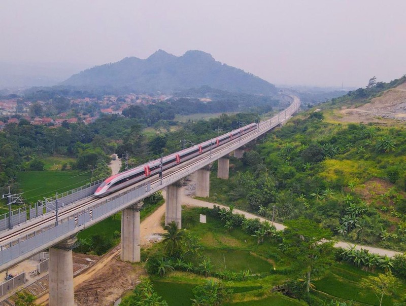 Rangkaian EMU/CIT Kereta Api Cepat Jakarta Bandung, melaksanakan tahapan Hot Sliding Test di jaringan Overhead Catenary System (OCS) KCJB pada Jumat (19/5) dan rencananya dilanjutkan hari Sabtu (20/5). (Dok. KCIC)
