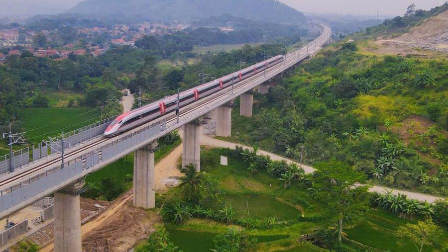 Rangkaian EMU/CIT Kereta Api Cepat Jakarta Bandung, melaksanakan tahapan Hot Sliding Test di jaringan Overhead Catenary System (OCS) KCJB pada Jumat (19/5) dan rencananya dilanjutkan hari Sabtu (20/5). (Dok. KCIC)
