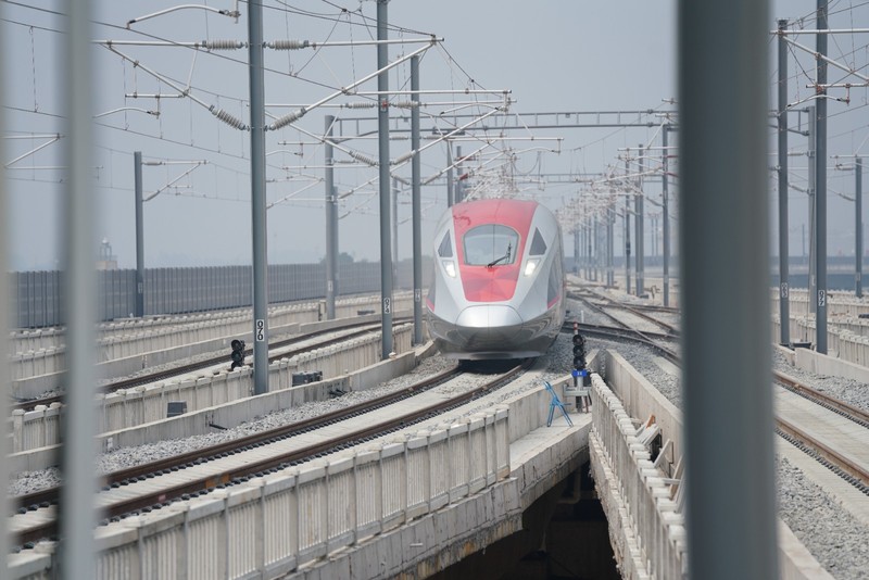 Rangkaian EMU/CIT Kereta Api Cepat Jakarta Bandung, melaksanakan tahapan Hot Sliding Test di jaringan Overhead Catenary System (OCS) KCJB pada Jumat (19/5) dan rencananya dilanjutkan hari Sabtu (20/5). Rangkaian EMU/CIT Kereta Api Cepat Jakarta Bandung, melaksanakan tahapan Hot Sliding Test di jaringan Overhead Catenary System (OCS) KCJB pada Jumat (19/5) dan rencananya dilanjutkan hari Sabtu (20/5). (Dok. KCIC)