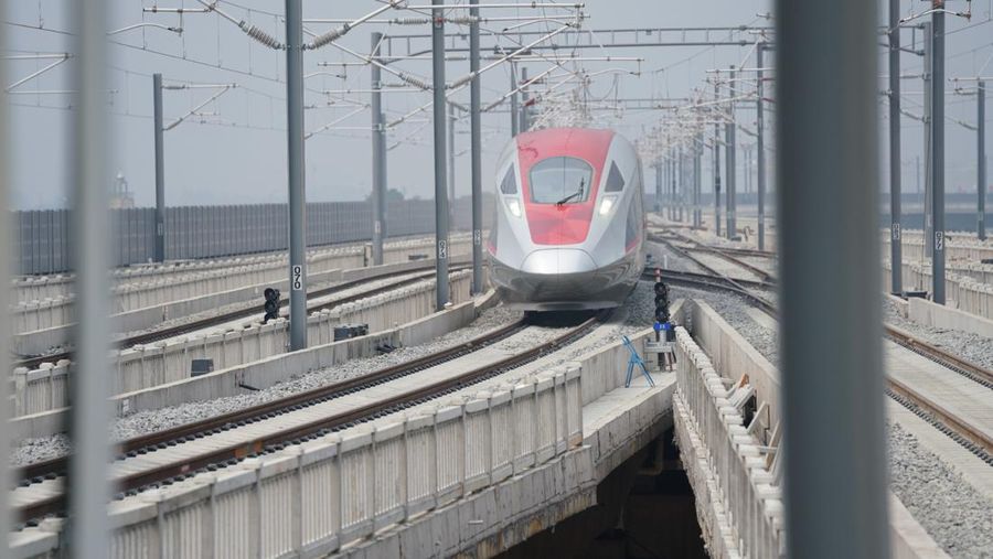 Rangkaian EMU/CIT Kereta Api Cepat Jakarta Bandung, melaksanakan tahapan Hot Sliding Test di jaringan Overhead Catenary System (OCS) KCJB pada Jumat (19/5) dan rencananya dilanjutkan hari Sabtu (20/5). (Dok. KCIC)