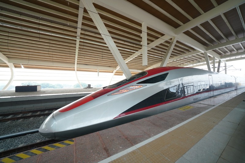 Rangkaian EMU/CIT Kereta Api Cepat Jakarta Bandung, melaksanakan tahapan Hot Sliding Test di jaringan Overhead Catenary System (OCS) KCJB pada Jumat (19/5) dan rencananya dilanjutkan hari Sabtu (20/5). Rangkaian EMU/CIT Kereta Api Cepat Jakarta Bandung, melaksanakan tahapan Hot Sliding Test di jaringan Overhead Catenary System (OCS) KCJB pada Jumat (19/5) dan rencananya dilanjutkan hari Sabtu (20/5). (Dok. KCIC)