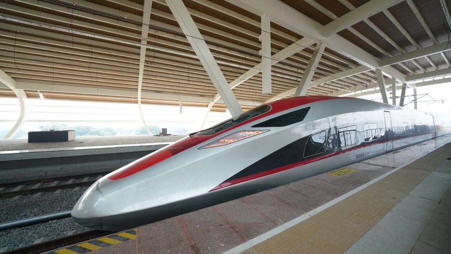 Rangkaian EMU/CIT Kereta Api Cepat Jakarta Bandung, melaksanakan tahapan Hot Sliding Test di jaringan Overhead Catenary System (OCS) KCJB pada Jumat (19/5) dan rencananya dilanjutkan hari Sabtu (20/5). (Dok. KCIC)