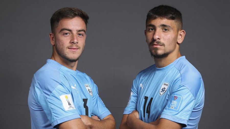 Roy Navi dan Noam Ben Harosh Timnas Israel berpose untuk sesi potret resmi FIFA U-20 World Cup Argentina 2023 pada 18 Mei 2023 di Buenos Aires, Argentina. (Hector Vivas - FIFA/FIFA via Getty Images)
