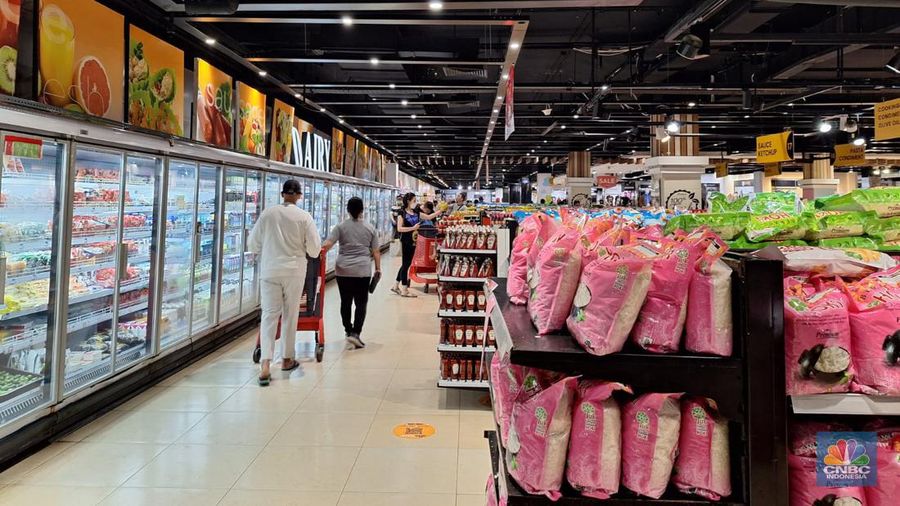 Full Day Sale atau program belanja seharian dengan diskon besar-besaran di Transmart Cempaka Putih, Jakarta, Sabtu 20/5. (CNBC Indonesia/Khoirul Anam)