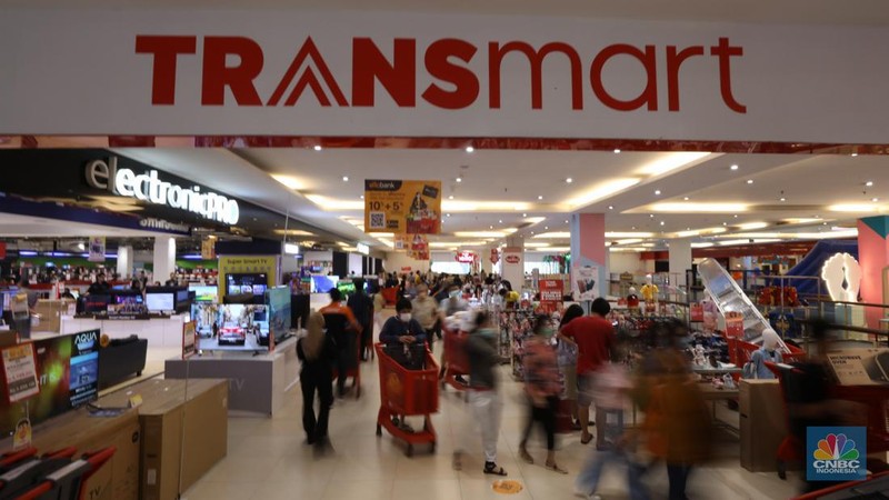 Warga berbelanja di Transmart Cempaka Putih, Jakarta, Sabtu (20/5/2023). Transmart kembali menggelar Full Day Sale atau program belanja seharian dengan diskon besar-besaran pada hari ini. (վ/Tri Susilo)