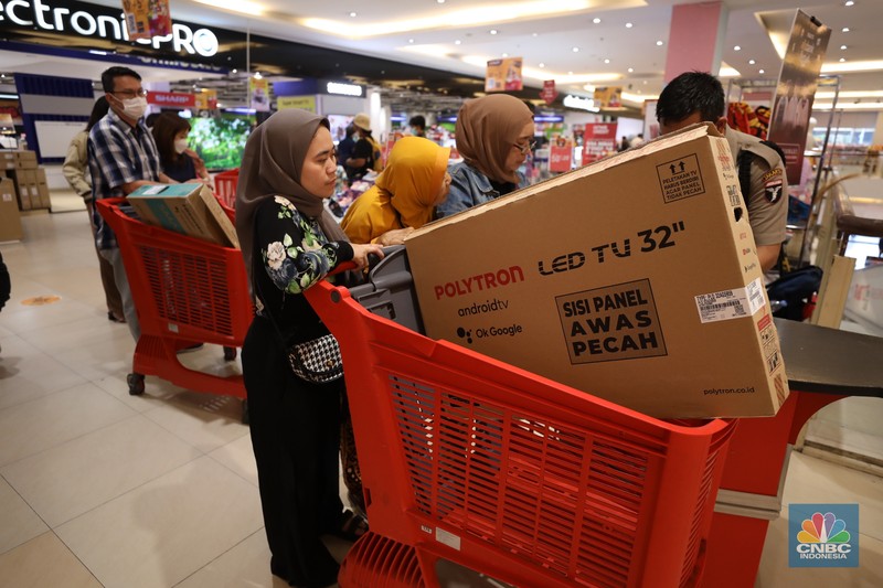 Warga berbelanja di Transmart Cempaka Putih, Jakarta, Sabtu (20/5/2023). Transmart kembali menggelar Full Day Sale atau program belanja seharian dengan diskon besar-besaran pada hari ini. Warga berbelanja di Transmart Cempaka Putih, Jakarta, Sabtu (20/5/2023). Transmart kembali menggelar Full Day Sale atau program belanja seharian dengan diskon besar-besaran pada hari ini. (CNBC Indonesia/Tri Susilo)