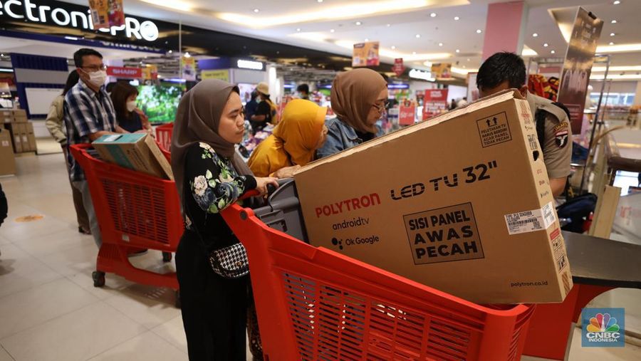 Warga berbelanja di Transmart Cempaka Putih, Jakarta, Sabtu (20/5/2023). Transmart kembali menggelar Full Day Sale atau program belanja seharian dengan diskon besar-besaran pada hari ini. (վ/Tri Susilo)