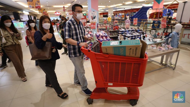 Warga berbelanja di Transmart Cempaka Putih, Jakarta, Sabtu (20/5/2023). Transmart kembali menggelar Full Day Sale atau program belanja seharian dengan diskon besar-besaran pada hari ini. (վ/Tri Susilo)