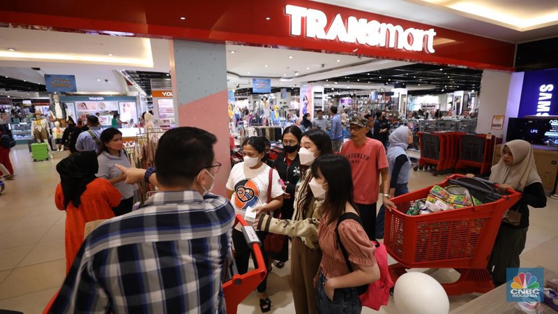 Warga berbelanja di Transmart Cempaka Putih, Jakarta, Sabtu (20/5/2023). Transmart kembali menggelar Full Day Sale atau program belanja seharian dengan diskon besar-besaran pada hari ini. (վ/Tri Susilo)