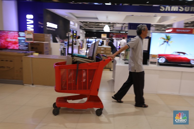 Warga berbelanja di Transmart Cempaka Putih, Jakarta, Sabtu (20/5/2023). Transmart kembali menggelar Full Day Sale atau program belanja seharian dengan diskon besar-besaran pada hari ini. Warga berbelanja di Transmart Cempaka Putih, Jakarta, Sabtu (20/5/2023). Transmart kembali menggelar Full Day Sale atau program belanja seharian dengan diskon besar-besaran pada hari ini. (CNBC Indonesia/Tri Susilo)