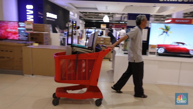 Warga berbelanja di Transmart Cempaka Putih, Jakarta, Sabtu (20/5/2023). Transmart kembali menggelar Full Day Sale atau program belanja seharian dengan diskon besar-besaran pada hari ini. (վ/Tri Susilo)