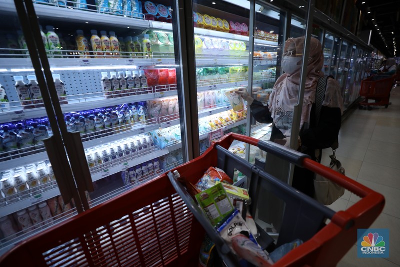 Warga berbelanja di Transmart Cempaka Putih, Jakarta, Sabtu (20/5/2023). Transmart kembali menggelar Full Day Sale atau program belanja seharian dengan diskon besar-besaran pada hari ini. Warga berbelanja di Transmart Cempaka Putih, Jakarta, Sabtu (20/5/2023). Transmart kembali menggelar Full Day Sale atau program belanja seharian dengan diskon besar-besaran pada hari ini. (CNBC Indonesia/Tri Susilo)