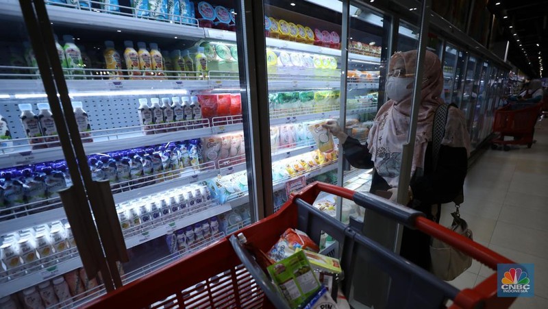 Warga berbelanja di Transmart Cempaka Putih, Jakarta, Sabtu (20/5/2023). Transmart kembali menggelar Full Day Sale atau program belanja seharian dengan diskon besar-besaran pada hari ini. (վ/Tri Susilo)