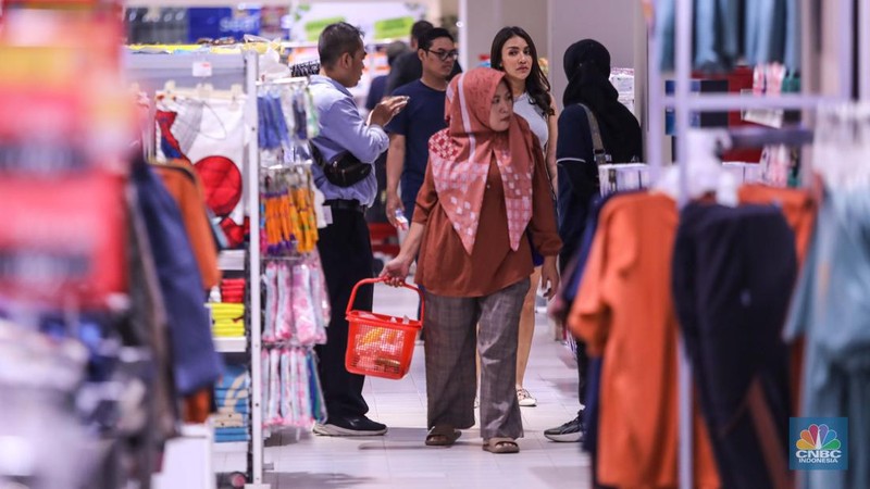 Warga berbelanja saat berlangsung Transmart Full Day Sale di Transmart Kota Kasablanka, Jakarta, Sabtu (20/5/2023). (CNBC Indonesia/Faisal Rahman)