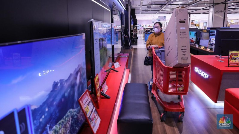 Warga berbelanja saat berlangsung Transmart Full Day Sale di Transmart Kota Kasablanka, Jakarta, Sabtu (20/5/2023). (CNBC Indonesia/Faisal Rahman)