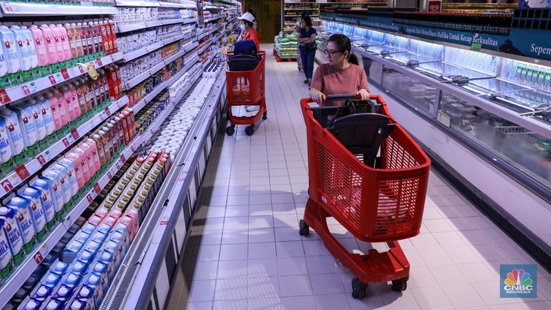 Warga berbelanja saat berlangsung Transmart Full Day Sale di Transmart Kota Kasablanka, Jakarta, Sabtu (20/5/2023). (CNBC Indonesia/Faisal Rahman)