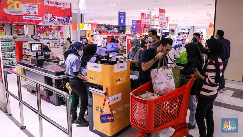 Warga berbelanja saat berlangsung Transmart Full Day Sale di Transmart Kota Kasablanka, Jakarta, Sabtu (20/5/2023). Warga berbelanja saat berlangsung Transmart Full Day Sale di Transmart Kota Kasablanka, Jakarta, Sabtu (20/5/2023). (CNBC Indonesia/Faisal Rahman)