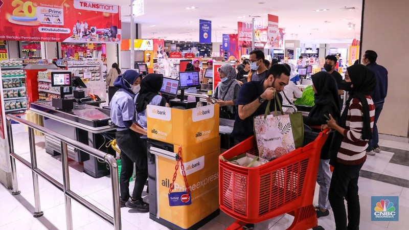Warga berbelanja saat berlangsung Transmart Full Day Sale di Transmart Kota Kasablanka, Jakarta, Sabtu (20/5/2023). (CNBC Indonesia/Faisal Rahman)