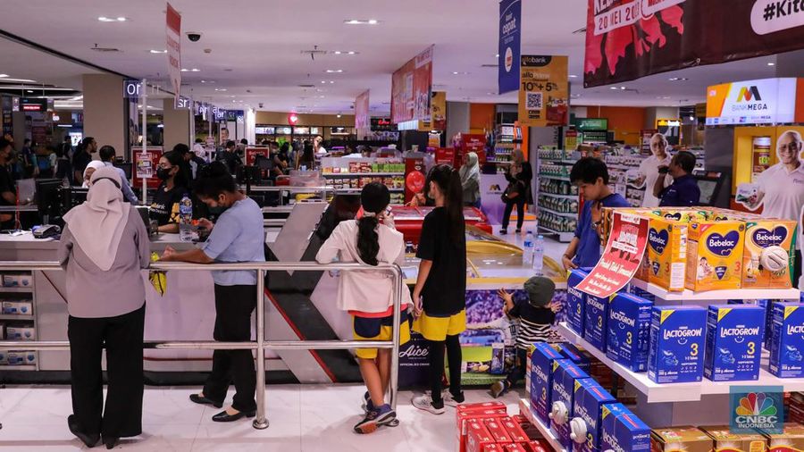 Warga berbelanja saat berlangsung Transmart Full Day Sale di Transmart Kota Kasablanka, Jakarta, Sabtu (20/5/2023). (CNBC Indonesia/Faisal Rahman)