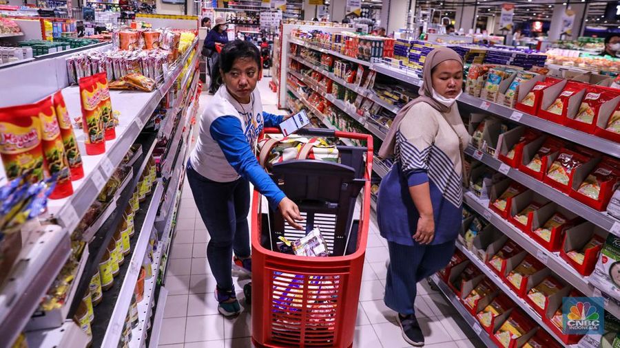 Warga berbelanja saat berlangsung Transmart Full Day Sale di Transmart Kota Kasablanka, Jakarta, Sabtu (20/5/2023). (CNBC Indonesia/Faisal Rahman)