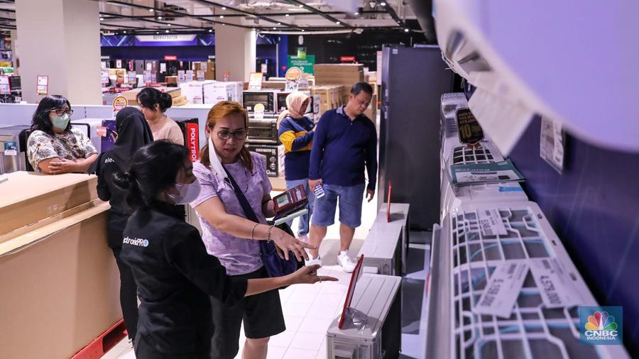 Warga berbelanja saat berlangsung Transmart Full Day Sale di Transmart Kota Kasablanka, Jakarta, Sabtu (20/5/2023). (CNBC Indonesia/Faisal Rahman)