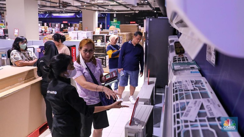 Warga berbelanja saat berlangsung Transmart Full Day Sale di Transmart Kota Kasablanka, Jakarta, Sabtu (20/5/2023). (CNBC Indonesia/Faisal Rahman)